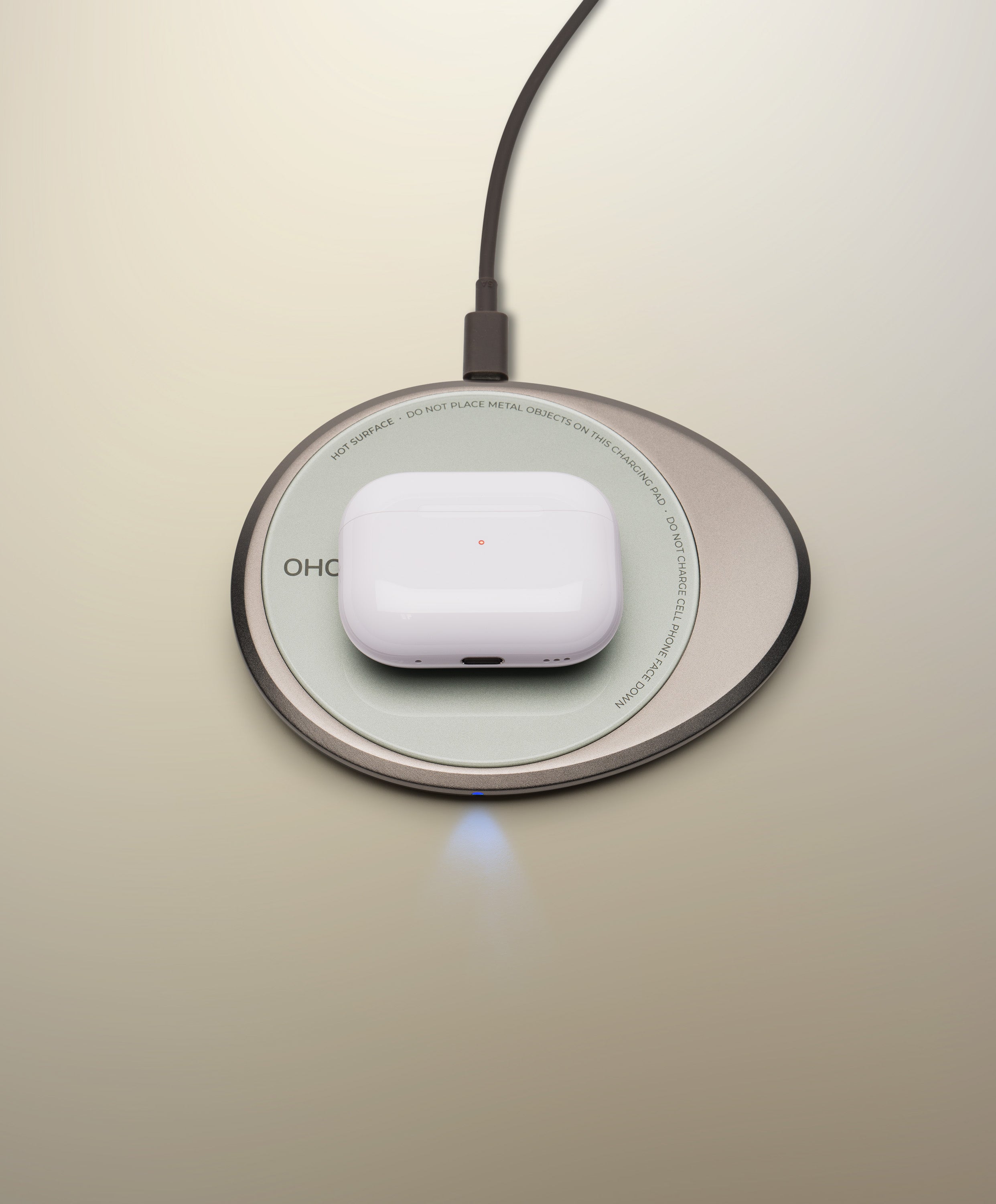 OHOM Pad 3 Cosmic Silver charging AirPods