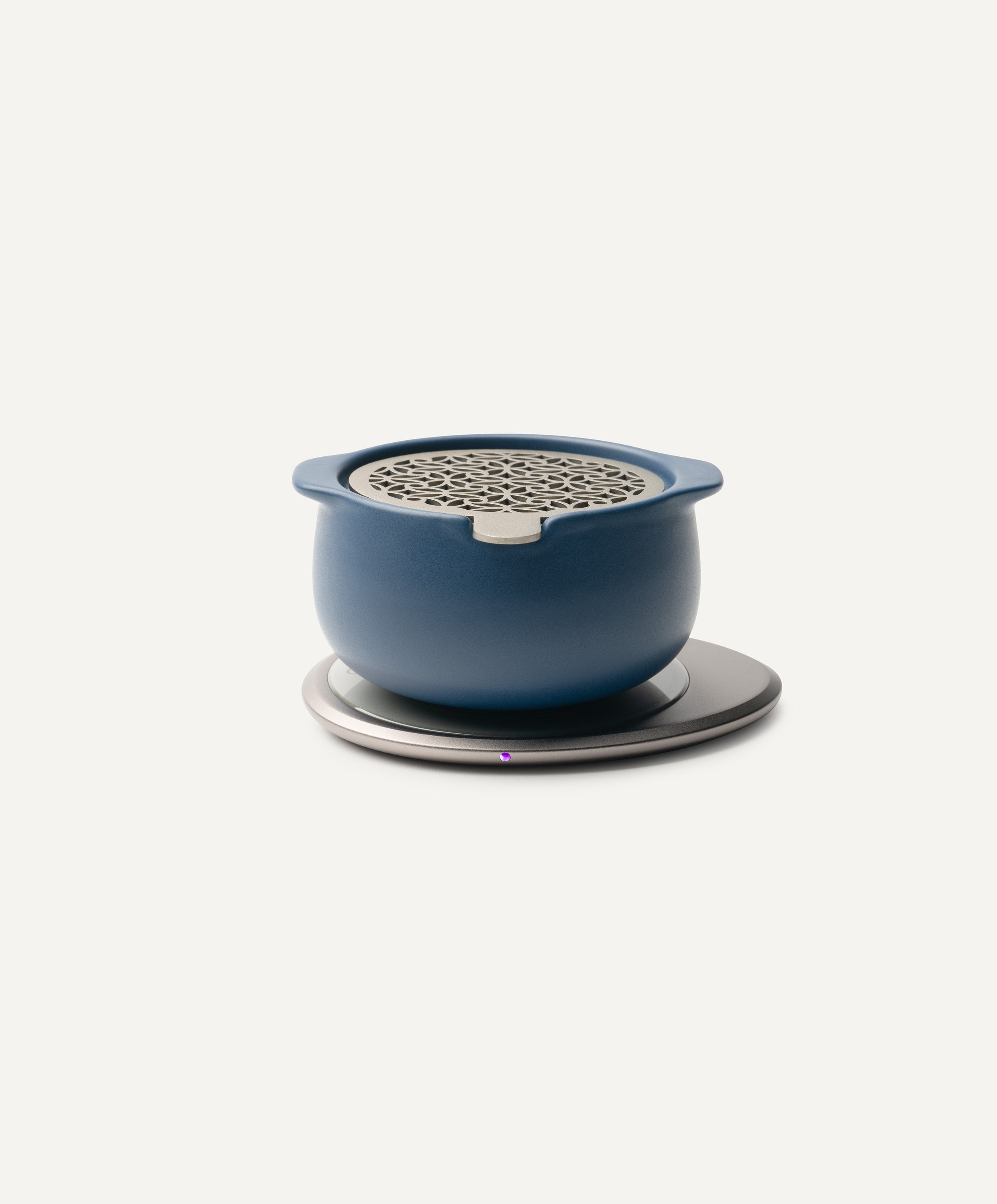 Jun Self-Heating Ceramic Diffuser 5 fl oz / 150 mL in Deep Navy with lid on Ohom Pad 3
