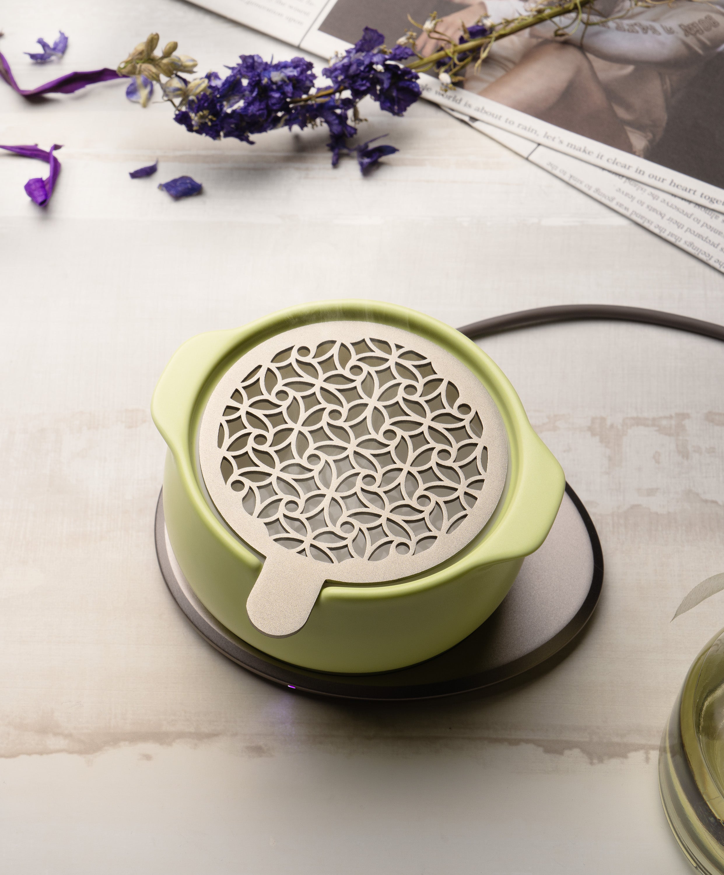 Jun self-heating ceramic diffuser 5 fl oz / 150 mL in Verde Green with lid on charging on OHOM Pad 3