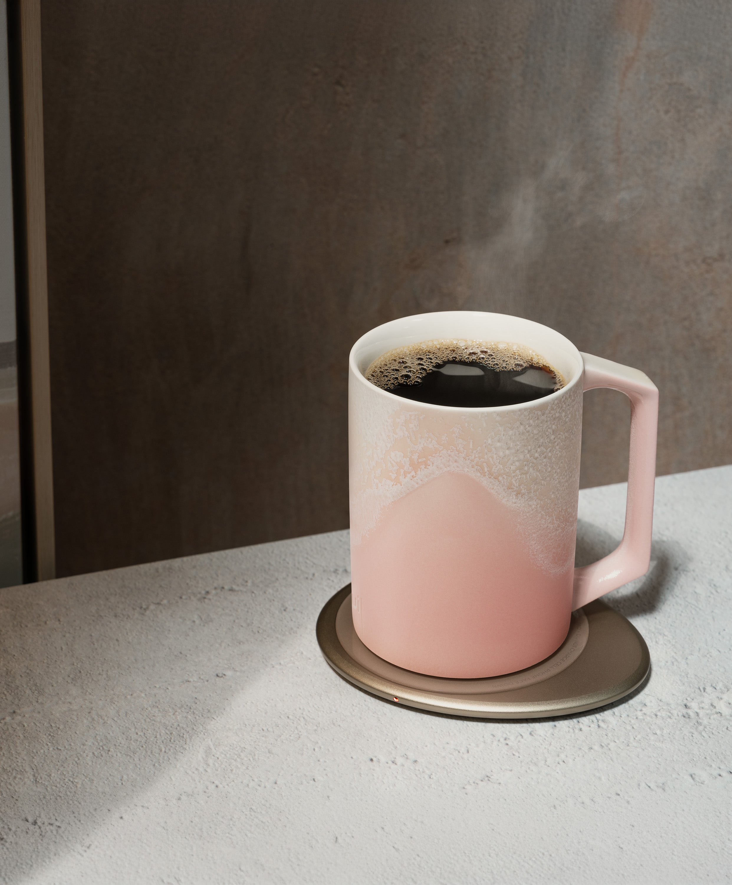 Ui Artist Collection Self-Heating Ceramic Mug 12 fl oz / 355 mL in Fuchsia Cloud with lid angled top-side view on Ohom Charging Pad 3