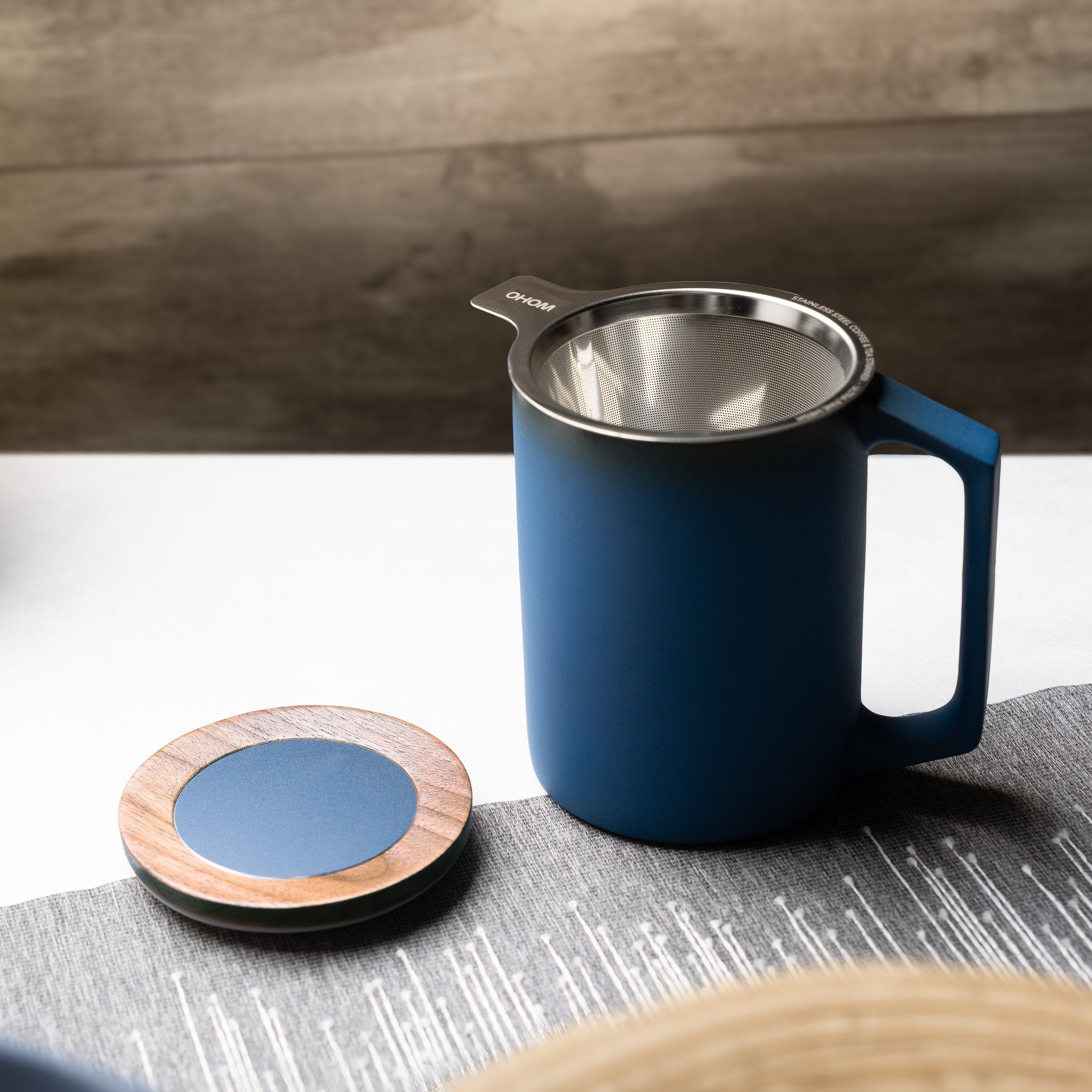 Dark blue mug with design and strainer and lid